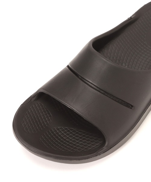 OOFOS（ウーフォス）の「OOFOS/ウーフォス Ooahh リカバリーサンダル　WOMENS ウィメンズ（サンダル・レディース・ブラック/パープル・23.0/25.0/24.0）」の3枚目の写真