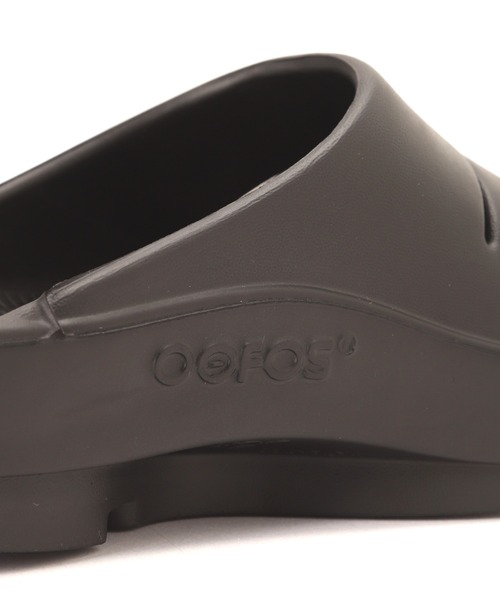 OOFOS（ウーフォス）の「OOFOS/ウーフォス Ooahh リカバリーサンダル　WOMENS ウィメンズ（サンダル・レディース・ブラック/パープル・23.0/25.0/24.0）」の11枚目の写真