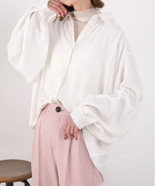ad thie(アドティエ)の「シャリ布帛 ビッグシャツ(シャツ/ブラウス・レディース・ベージュ/アイボリー/ブラウン/ブラック/オフホワイト・MEDIUM/LARGE)」の2枚目の写真