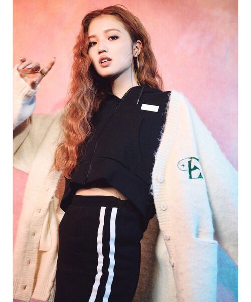 EVRIS(エヴリス)の「10周年記念【Atmos pink × EVRIS コラボ】ワンポイントニットカーディガン(カーディガン/ボレロ・レディース・アイボリー/ネイビー/グリーン・FREE)」の2枚目の写真