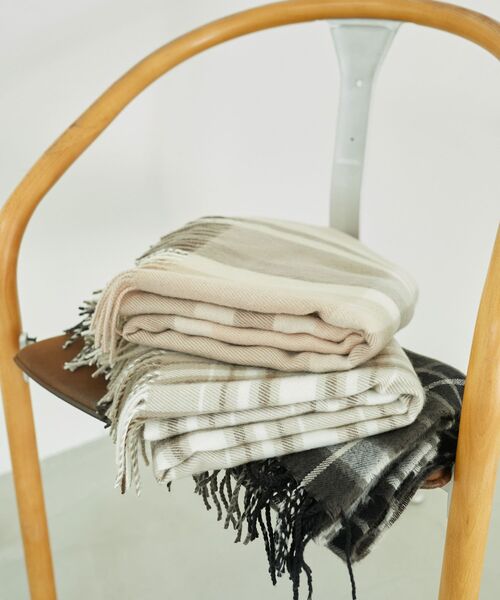 MAJESTIC LEGON（マジェスティックレゴン）の「アソートチェックマフラー（マフラー・レディース・ブラウン系その他2/ブラック系その他/ベージュ系その他2・FREE）」の3枚目の写真