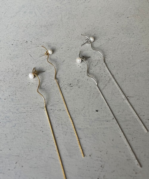 cheriella（シェリエラ）の「【cheriella】うねうねロングパールピアス WAVY LONG PEARL EARRINGS（ピアス（両耳用）・レディース・シルバー/ゴールド・FREE）」の2枚目の写真