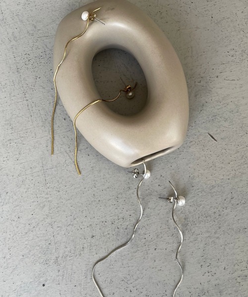 cheriella（シェリエラ）の「【cheriella】うねうねロングパールピアス WAVY LONG PEARL EARRINGS（ピアス（両耳用）・レディース・シルバー/ゴールド・FREE）」の9枚目の写真