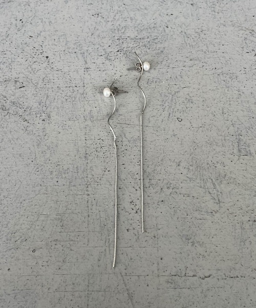 cheriella（シェリエラ）の「【cheriella】うねうねロングパールピアス WAVY LONG PEARL EARRINGS（ピアス（両耳用）・レディース・シルバー/ゴールド・FREE）」の7枚目の写真