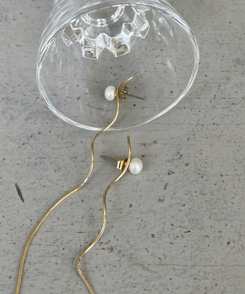 cheriella（シェリエラ）の「【cheriella】うねうねロングパールピアス WAVY LONG PEARL EARRINGS（ピアス（両耳用）・レディース・シルバー/ゴールド・FREE）」の11枚目の写真