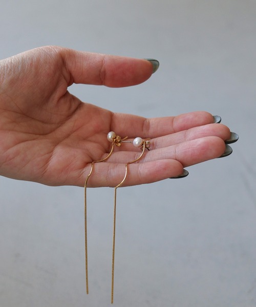 cheriella（シェリエラ）の「【cheriella】うねうねロングパールピアス WAVY LONG PEARL EARRINGS（ピアス（両耳用）・レディース・シルバー/ゴールド・FREE）」の12枚目の写真