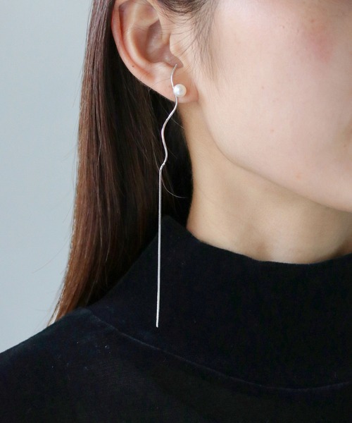 cheriella（シェリエラ）の「【cheriella】うねうねロングパールピアス WAVY LONG PEARL EARRINGS（ピアス（両耳用）・レディース・シルバー/ゴールド・FREE）」の3枚目の写真