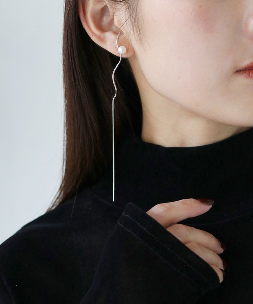 cheriella（シェリエラ）の「【cheriella】うねうねロングパールピアス WAVY LONG PEARL EARRINGS（ピアス（両耳用）・レディース・シルバー/ゴールド・FREE）」の4枚目の写真