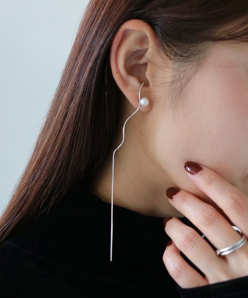 cheriella（シェリエラ）の「【cheriella】うねうねロングパールピアス WAVY LONG PEARL EARRINGS（ピアス（両耳用）・レディース・シルバー/ゴールド・FREE）」の5枚目の写真