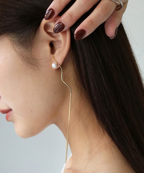 cheriella（シェリエラ）の「【cheriella】うねうねロングパールピアス WAVY LONG PEARL EARRINGS（ピアス（両耳用）・レディース・シルバー/ゴールド・FREE）」の15枚目の写真