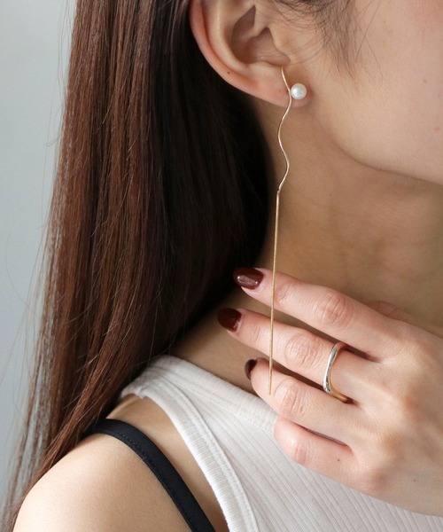 cheriella（シェリエラ）の「【cheriella】うねうねロングパールピアス WAVY LONG PEARL EARRINGS（ピアス（両耳用）・レディース・シルバー/ゴールド・FREE）」の13枚目の写真