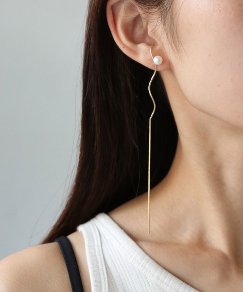 cheriella（シェリエラ）の「【cheriella】うねうねロングパールピアス WAVY LONG PEARL EARRINGS（ピアス（両耳用）・レディース・シルバー/ゴールド・FREE）」の16枚目の写真