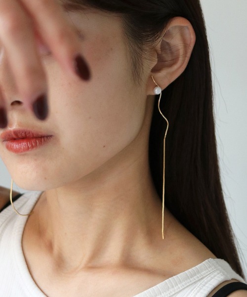 cheriella（シェリエラ）の「【cheriella】うねうねロングパールピアス WAVY LONG PEARL EARRINGS（ピアス（両耳用）・レディース・シルバー/ゴールド・FREE）」の14枚目の写真
