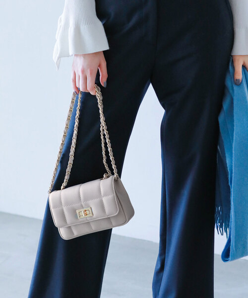 La TOTALITE(ラトータリテ)の「【MILOS/ミロス】別注スクエアキルトショルダーBAG(ショルダーバッグ・レディース・ブラック/シルバー/チャコールグレー/ピンク・FREE)」の2枚目の写真
