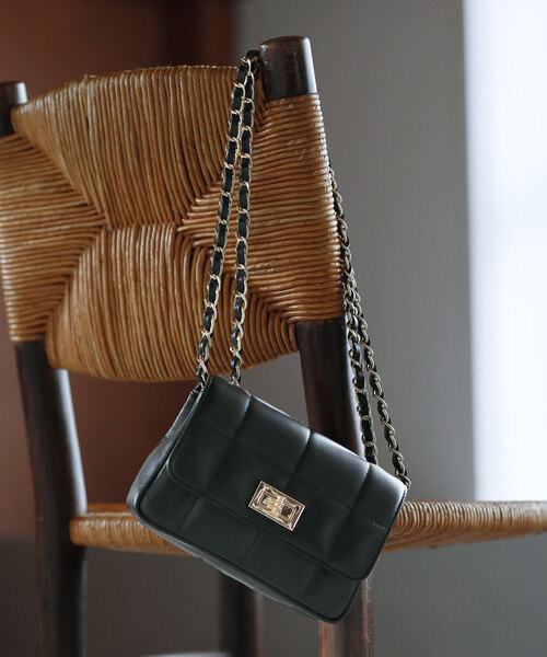 La TOTALITE(ラトータリテ)の「【MILOS/ミロス】別注スクエアキルトショルダーBAG(ショルダーバッグ・レディース・ブラック/シルバー/チャコールグレー/ピンク・FREE)」の7枚目の写真