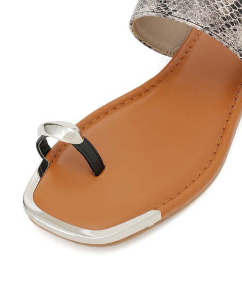 Juze（ジュゼ）の「リングメタルフラットサンダル（サンダル・レディース・ホワイト/ブラック/ベージュ系その他・S/M/L）」の9枚目の写真