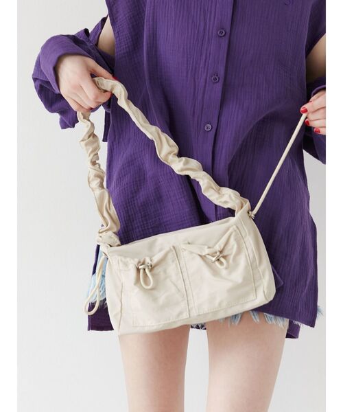 jouetie(ジュエティ)の「2WAYドローコードバッグ(ショルダーバッグ・レディース・ブラック/アイボリー・FREE)」の6枚目の写真