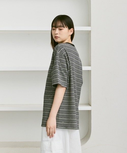 flaner（フラネ）の「Loose multi border tee / ルーズマルチボーダーT（Tシャツ/カットソー・レディース・グレー/ブラック・LARGE/MEDIUM）」の5枚目の写真