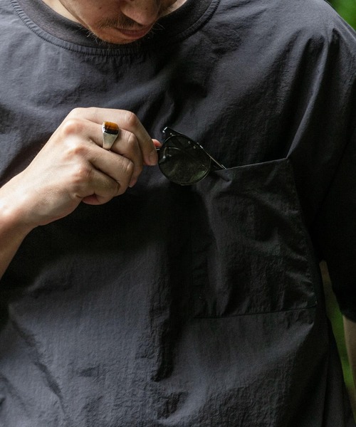 ITEMS URBANRESEARCH（アイテムズ アーバンリサーチ）の「撥水×冷感ナイロン クルーネックTシャツ（Tシャツ/カットソー・メンズ・ブラック/ベージュ・MEDIUM/LARGE）」の16枚目の写真