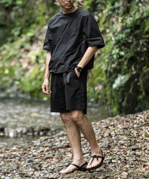 ITEMS URBANRESEARCH（アイテムズ アーバンリサーチ）の「撥水×冷感ナイロン クルーネックTシャツ（Tシャツ/カットソー・メンズ・ブラック/ベージュ・MEDIUM/LARGE）」の18枚目の写真