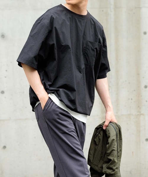 ITEMS URBANRESEARCH（アイテムズ アーバンリサーチ）の「撥水×冷感ナイロン クルーネックTシャツ（Tシャツ/カットソー・メンズ・ブラック/ベージュ・MEDIUM/LARGE）」の6枚目の写真