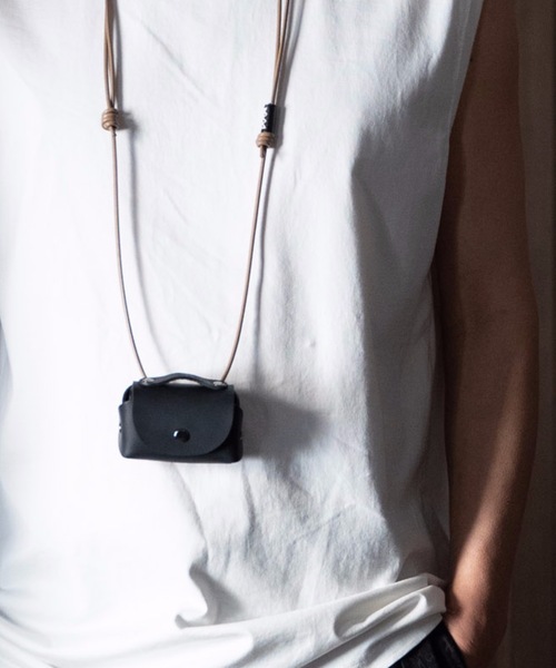 WALK IN CLOSET（ウォークインクローゼット）の「【 SENTI 】3022 MINI LEATHER CASE NECKSTRAP（ショルダーバッグ・メンズ・ブラック系その他/ブラック・FREE）」の2枚目の写真