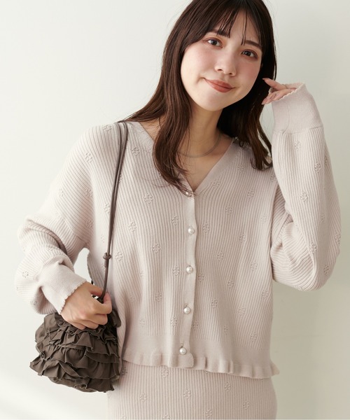 natural couture(ナチュラルクチュール)の「【WEB限定】ポコポコフラワー柄リブニットカーディガン(カーディガン/ボレロ・レディース・アイボリー/モカ/サックスブルー/ピンク系その他/スミクロ・FREE)」の2枚目の写真