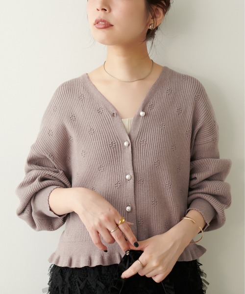 natural couture(ナチュラルクチュール)の「【WEB限定】ポコポコフラワー柄リブニットカーディガン(カーディガン/ボレロ・レディース・アイボリー/モカ/サックスブルー/ピンク系その他/スミクロ・FREE)」の3枚目の写真
