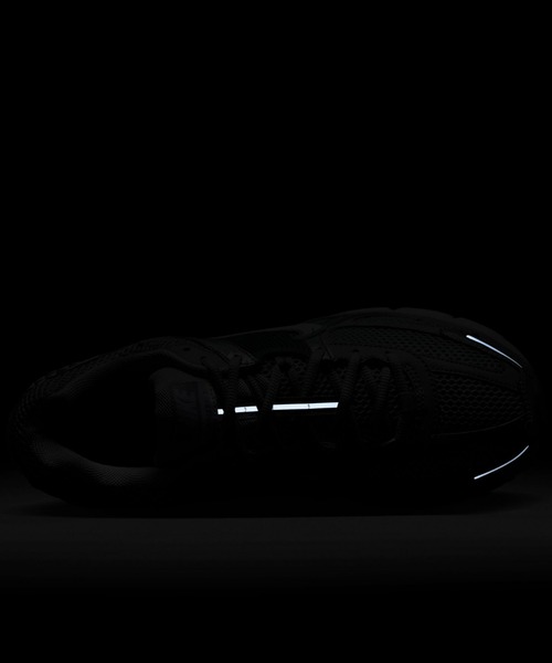 NIKE（ナイキ）の「ナイキ ズーム ボメロ 5 メンズシューズ / Nike Zoom Vomero 5 Men's Shoes <24-32cm 展開>（スニーカー・メンズ・グレー/シルバー・28/27.5/27/26.5/26/31/30/29.5/29/28.5/24/24.5/25/25.5/30.5/32）」の4枚目の写真