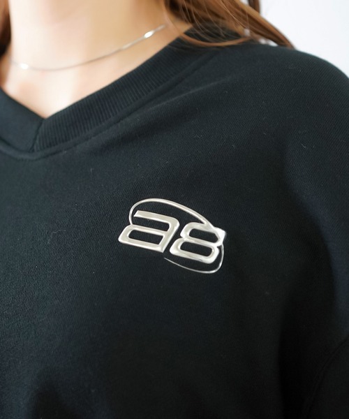 SPINNS（スピンズ）の「シルバーワンポイントロゴ Vネックショート丈スウェット（スウェット・レディース・ブラック/ピンク/ネイビー/オフホワイト/ブラック系その他/オートミール・ONESIZE）」の10枚目の写真