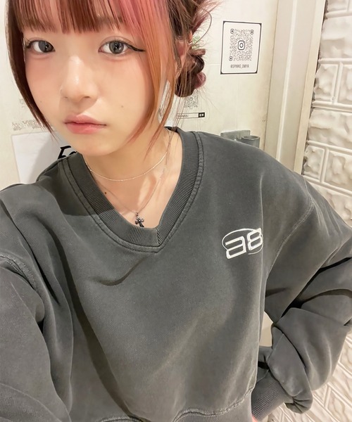 SPINNS（スピンズ）の「シルバーワンポイントロゴ Vネックショート丈スウェット（スウェット・レディース・ブラック/ピンク/ネイビー/オフホワイト/ブラック系その他/オートミール・ONESIZE）」の21枚目の写真