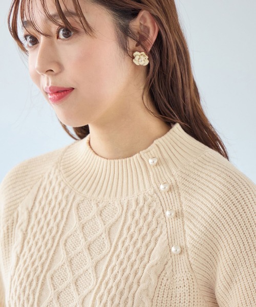 alotta（アロッタ）の「肩パール調ボタン付ケーブル柄ニット（ニット/セーター・レディース・ネイビー/ホワイト・M/LL/L）」の13枚目の写真