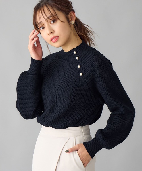 alotta（アロッタ）の「肩パール調ボタン付ケーブル柄ニット（ニット/セーター・レディース・ネイビー/ホワイト・M/LL/L）」の19枚目の写真