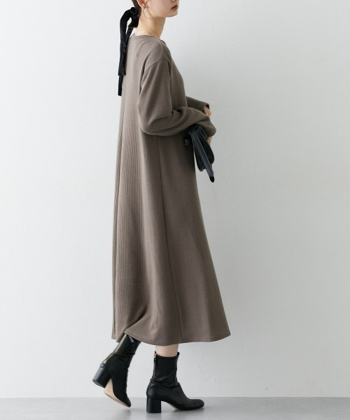 nissen（ニッセン）の「ふんわりリブニットソープリーツ切替ワンピース（ワンピース・レディース・ブラック/モカ・S/3L/M/L/LL）」の17枚目の写真