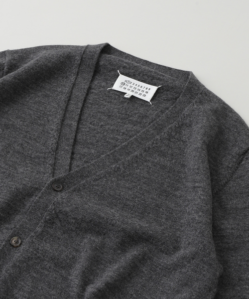 Maison Margiela(メゾンマルジェラ)の「Maison Margiela(メゾン マルジェラ) 12G Elbow Patch Cardigan S50HP0012/M13062(カーディガン/ボレロ・メンズ・チャコールグレー/ブラウン系その他・LARGE/MEDIUM)」の3枚目の写真