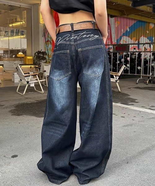 SHEENA(シーナ)の「バック刺しゅうロゴルーズワイドデニムパンツ(デニムパンツ・レディース・インディゴブルー・S/M/L)」の1枚目の写真
