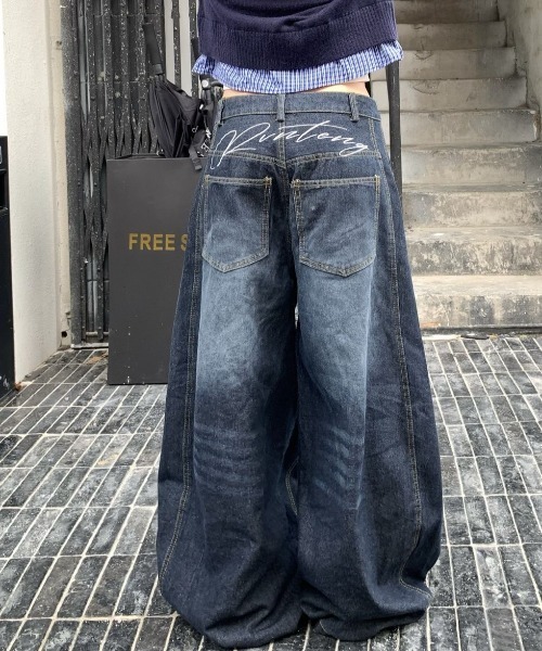 SHEENA(シーナ)の「バック刺しゅうロゴルーズワイドデニムパンツ(デニムパンツ・レディース・インディゴブルー・S/M/L)」の11枚目の写真