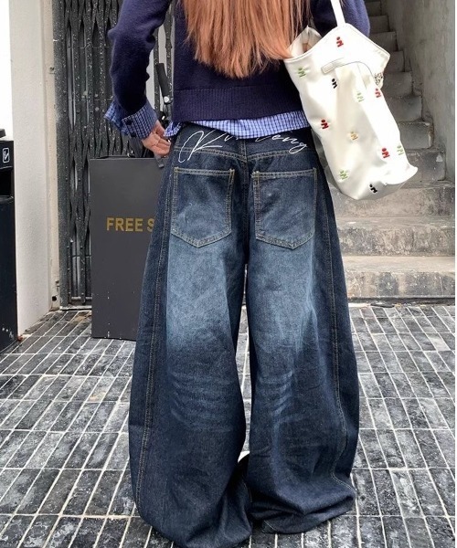 SHEENA(シーナ)の「バック刺しゅうロゴルーズワイドデニムパンツ(デニムパンツ・レディース・インディゴブルー・S/M/L)」の13枚目の写真