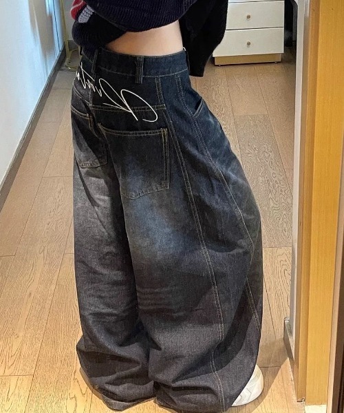 SHEENA(シーナ)の「バック刺しゅうロゴルーズワイドデニムパンツ(デニムパンツ・レディース・インディゴブルー・S/M/L)」の2枚目の写真