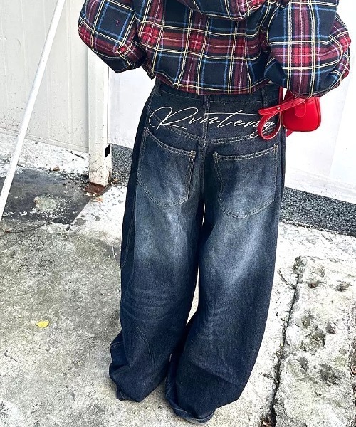 SHEENA(シーナ)の「バック刺しゅうロゴルーズワイドデニムパンツ(デニムパンツ・レディース・インディゴブルー・S/M/L)」の22枚目の写真