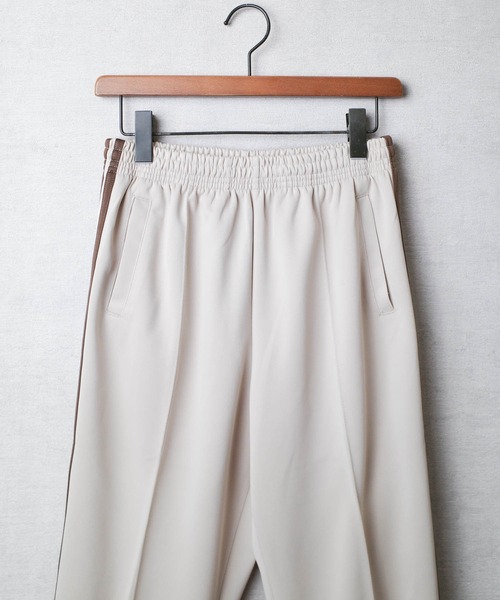 United Athle(ユナイテッドアスレ)の「【CBT1】【United Athle】7.0オンス スムース トラック パンツ 1902(その他パンツ・レディース・ブラック×ホワイト/サンドベージュ/ブラック×ゴールド/ライトグレー/サックスブルー・LARGE/SMALL/MEDIUM)」の6枚目の写真