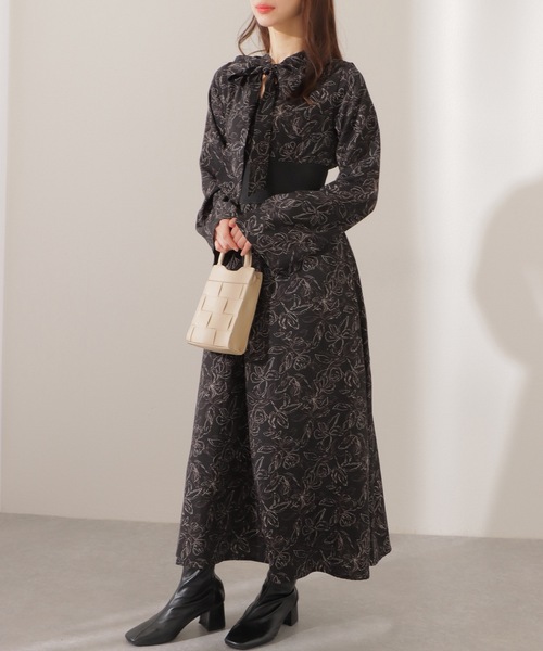 Lace Ladies(レースレディース)の「バック ギャザー ボウタイ付き 花柄 マキシ ワンピース(ワンピース・レディース・ベージュ/アイボリー/ブラック・FREE/S)」の3枚目の写真