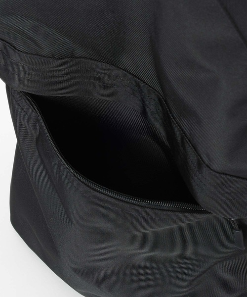 HEREIAM(ヘレイアム)の「【HEREIAM】撥水/トライアングルキャリーデイパック(バックパック/リュック・レディース・ブラック/ベージュ系・FREE)」の5枚目の写真