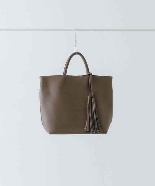 RODE SKO（ロデスコ）の「タッセル軽量2WAYシンプルトートバッグ（トートバッグ・レディース・ブラック/グレー系その他/ピンク系その他/ホワイト系その他/ベージュ系その他・ONE）」の3枚目の写真