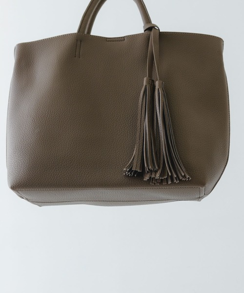 RODE SKO（ロデスコ）の「タッセル軽量2WAYシンプルトートバッグ（トートバッグ・レディース・ブラック/グレー系その他/ピンク系その他/ホワイト系その他/ベージュ系その他・ONE）」の6枚目の写真