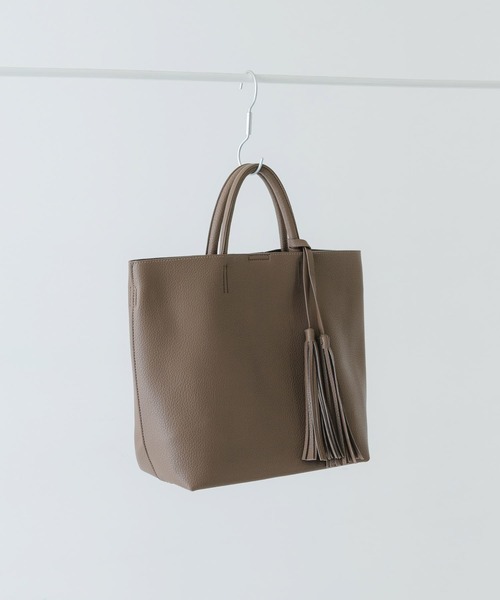 RODE SKO（ロデスコ）の「タッセル軽量2WAYシンプルトートバッグ（トートバッグ・レディース・ブラック/グレー系その他/ピンク系その他/ホワイト系その他/ベージュ系その他・ONE）」の7枚目の写真