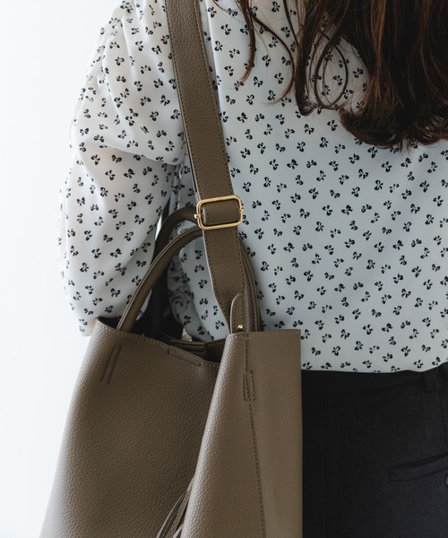 RODE SKO（ロデスコ）の「タッセル軽量2WAYシンプルトートバッグ（トートバッグ・レディース・ブラック/グレー系その他/ピンク系その他/ホワイト系その他/ベージュ系その他・ONE）」の8枚目の写真