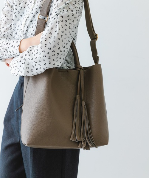 RODE SKO（ロデスコ）の「タッセル軽量2WAYシンプルトートバッグ（トートバッグ・レディース・ブラック/グレー系その他/ピンク系その他/ホワイト系その他/ベージュ系その他・ONE）」の9枚目の写真