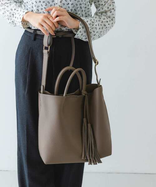 RODE SKO（ロデスコ）の「タッセル軽量2WAYシンプルトートバッグ（トートバッグ・レディース・ブラック/グレー系その他/ピンク系その他/ホワイト系その他/ベージュ系その他・ONE）」の10枚目の写真