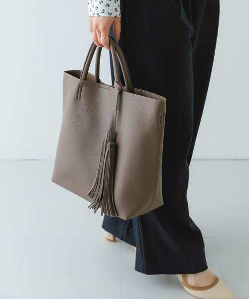 RODE SKO（ロデスコ）の「タッセル軽量2WAYシンプルトートバッグ（トートバッグ・レディース・ブラック/グレー系その他/ピンク系その他/ホワイト系その他/ベージュ系その他・ONE）」の11枚目の写真